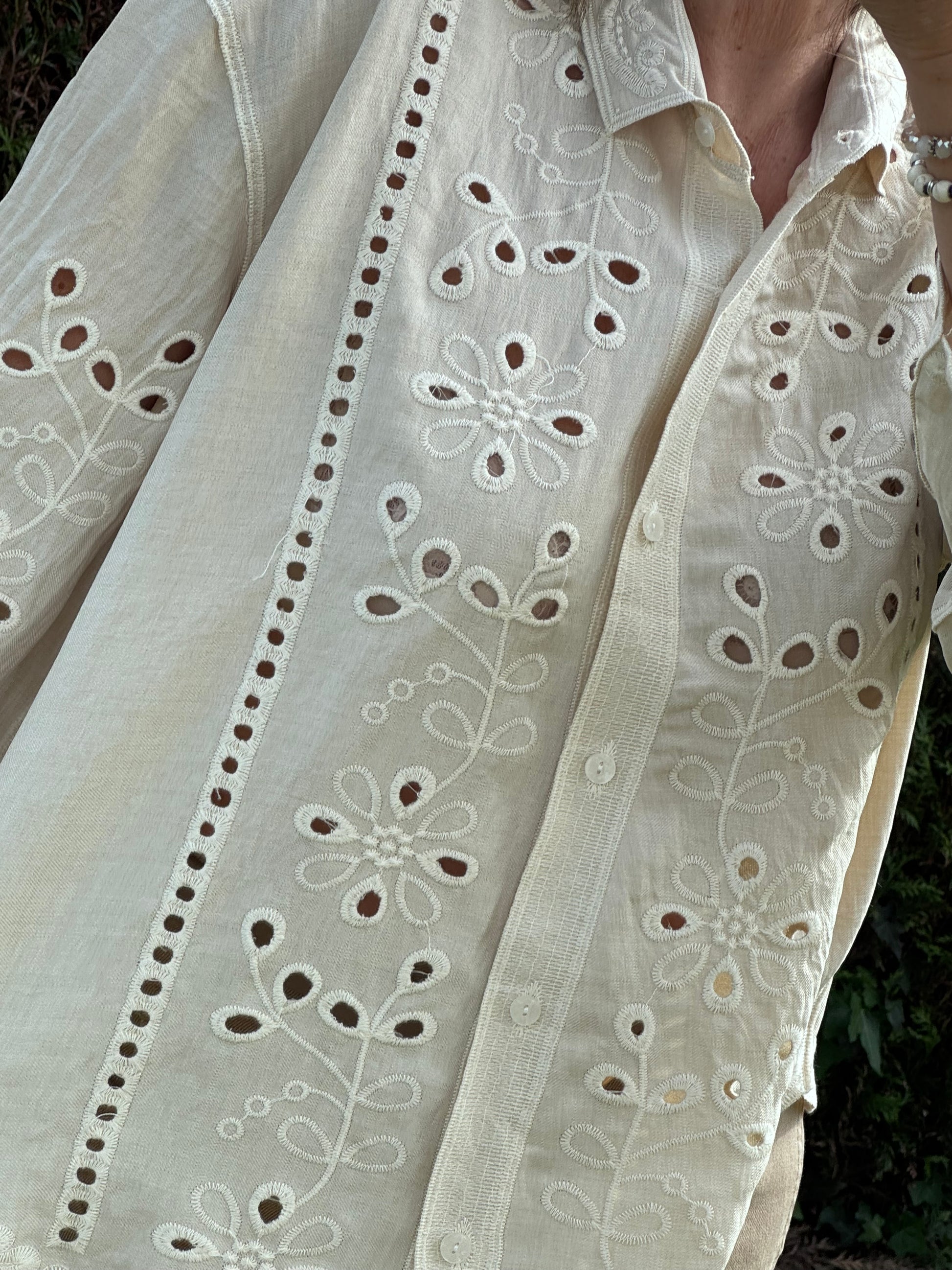 Blouse ou veste brodée beige