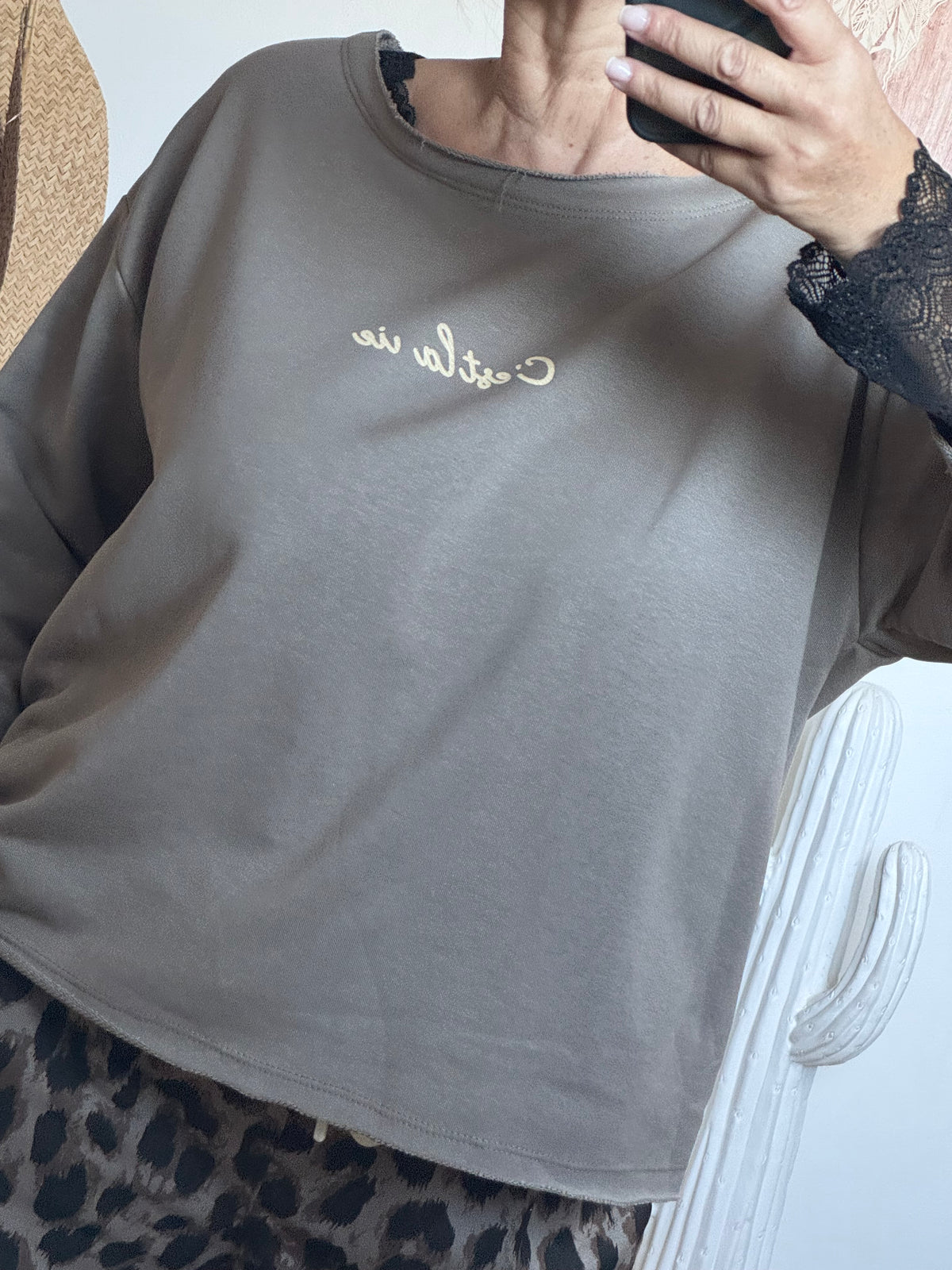 Sweat-shirt c’est la vie taupe