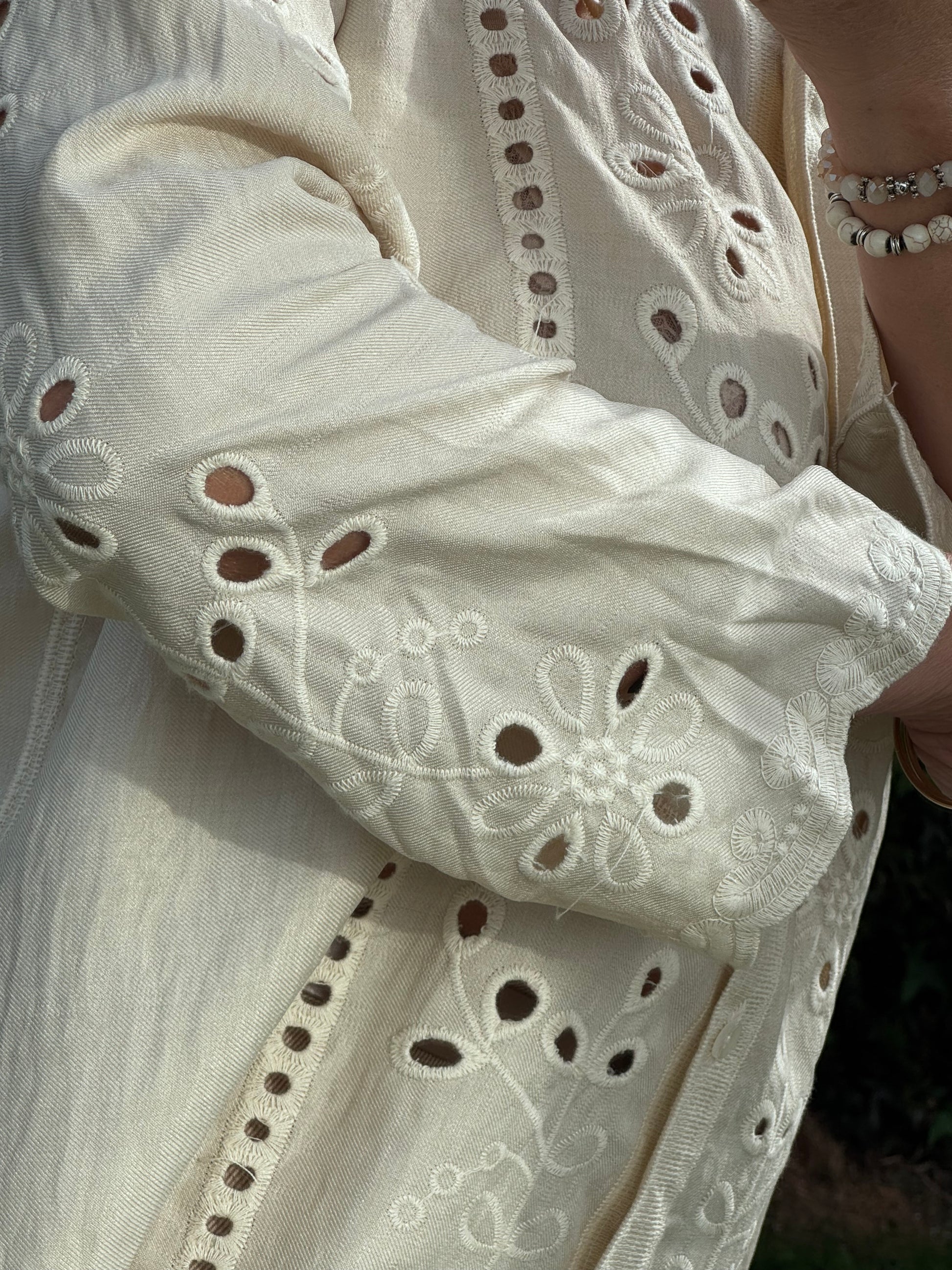 Blouse ou veste brodée beige