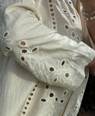 Blouse ou veste brodée beige