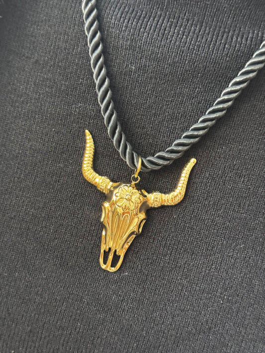 Collier cordelette noire tête de buffle