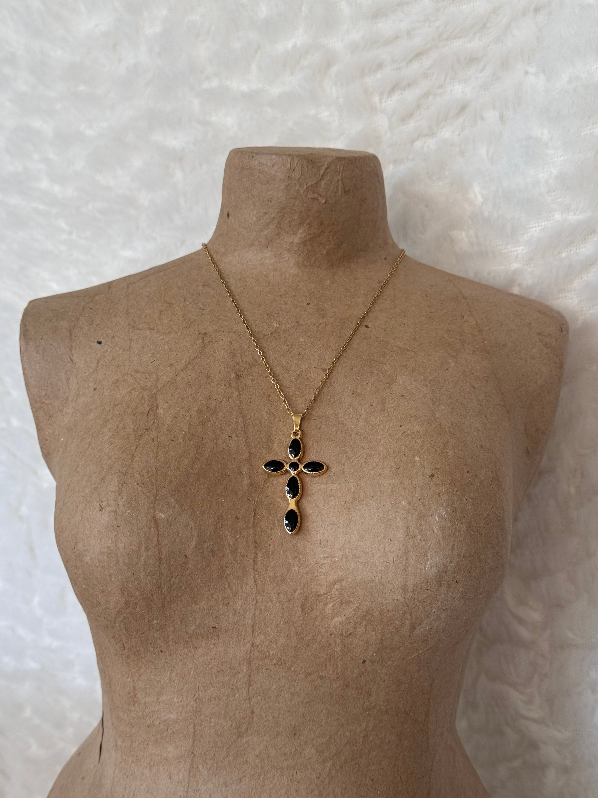 Collier Croix Elégance
Pierres Ovales noires