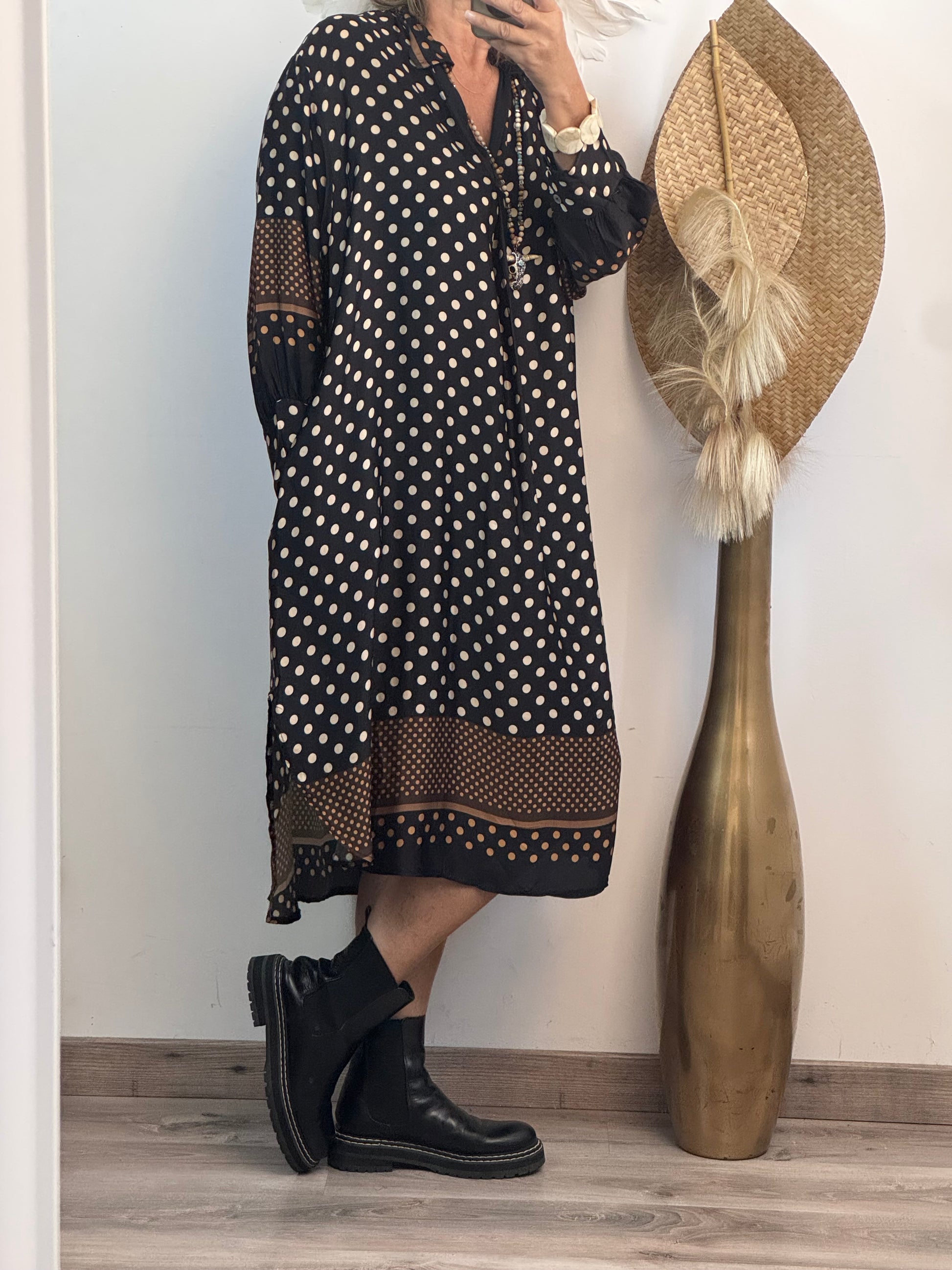 Robe noire pois
