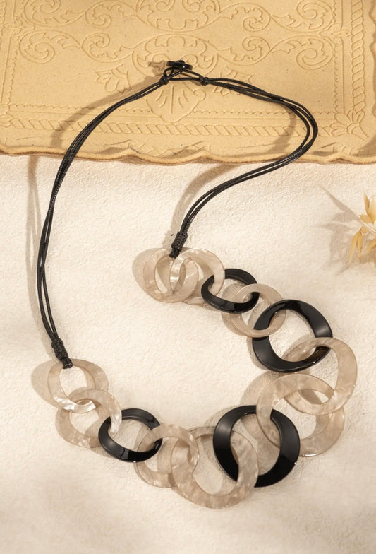 Collier Long maillons Résine Bohème Chic noir