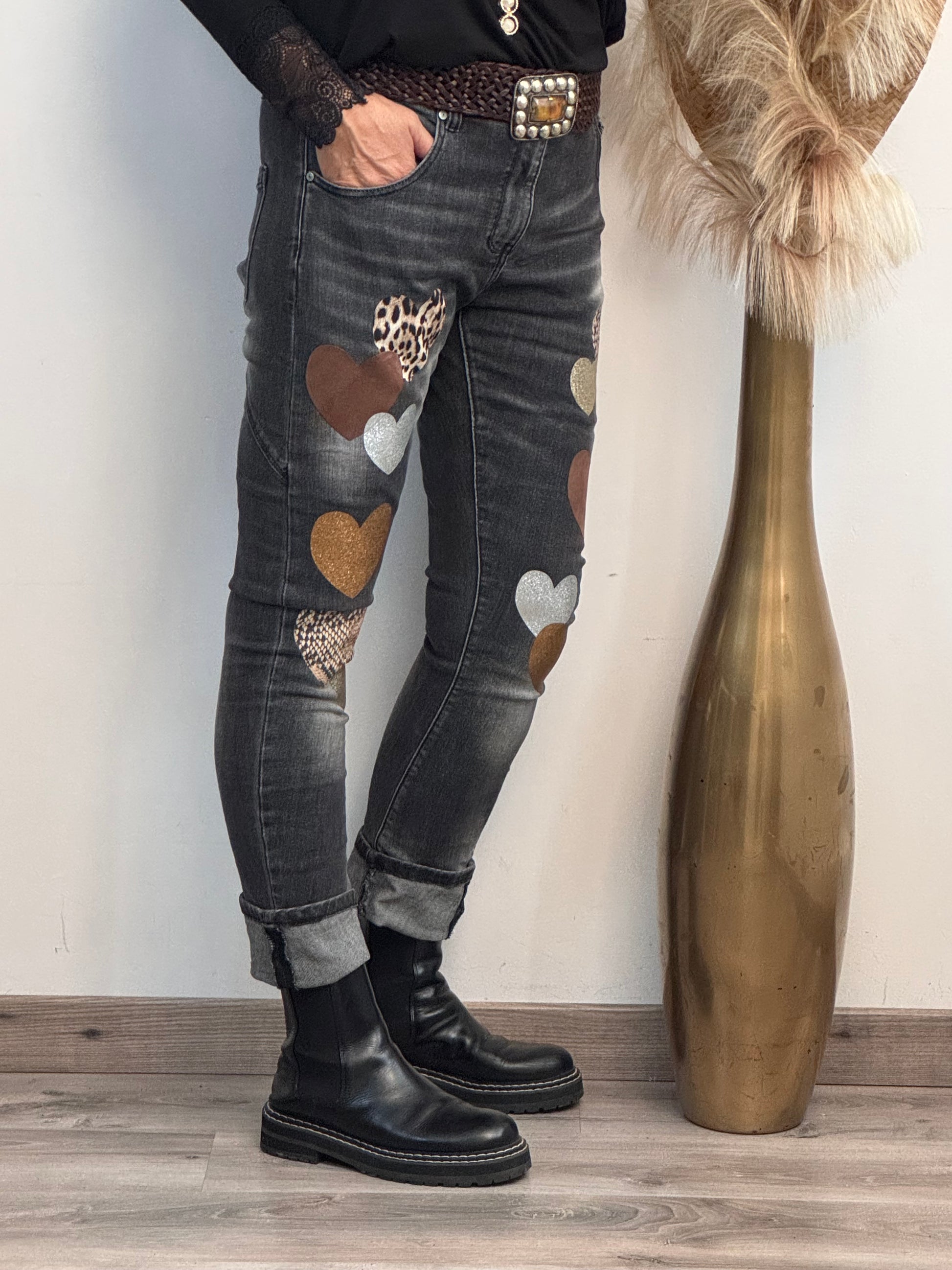 Jeans noir délavé multi patchs cœurs