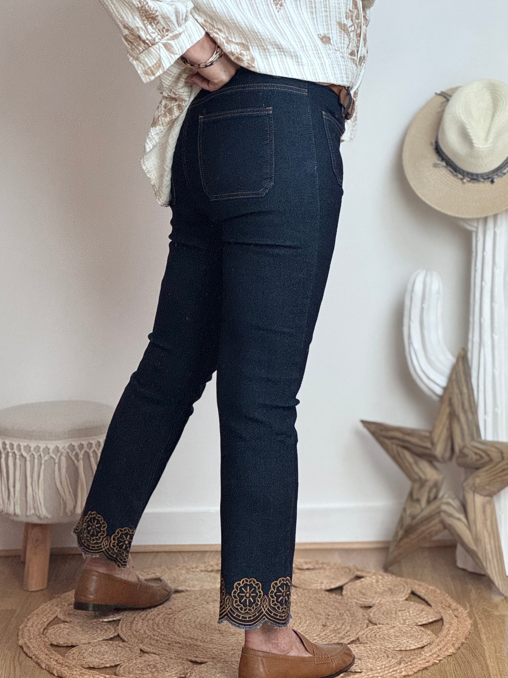 Jean flare bleu brute brodé