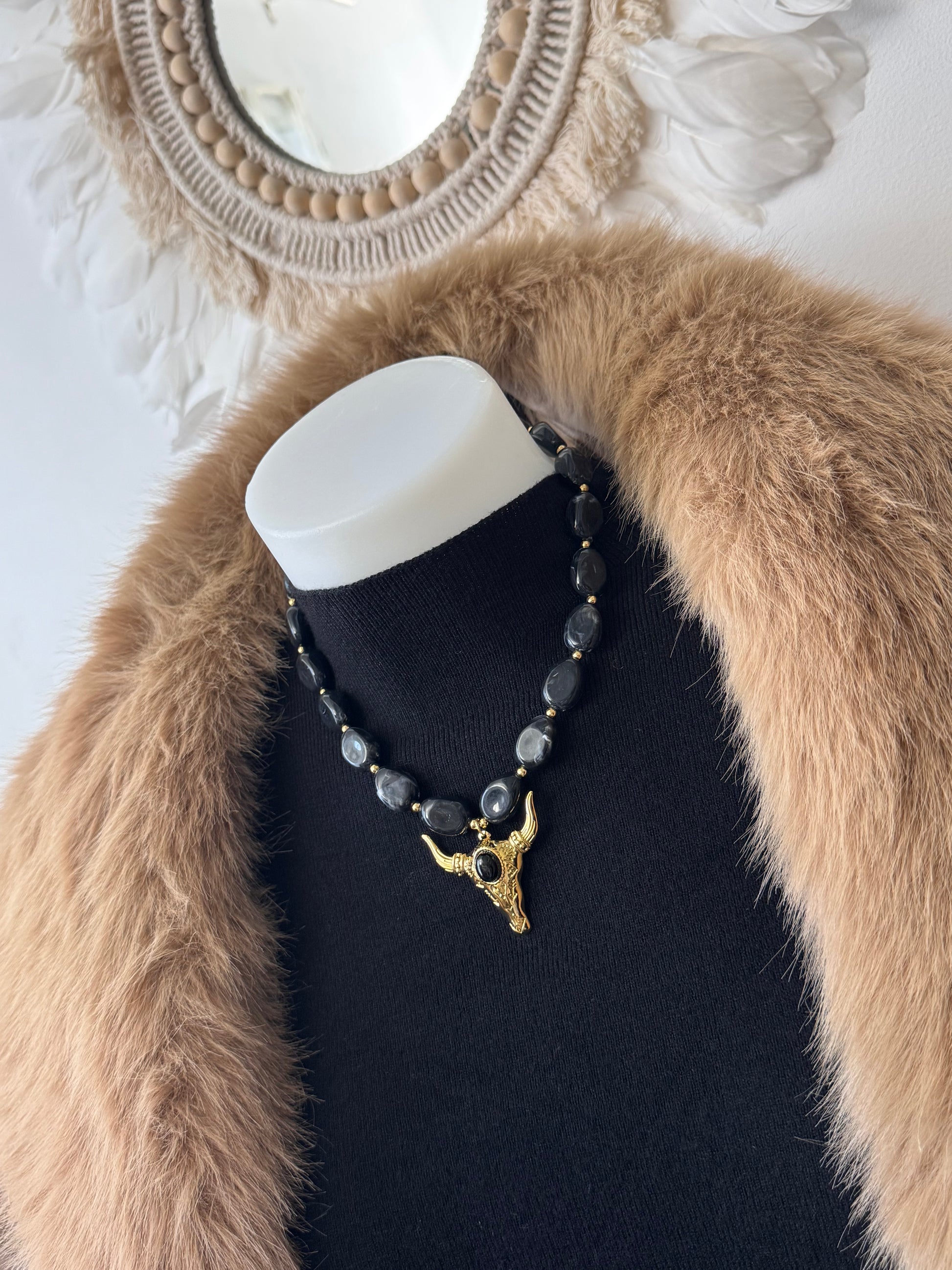 Collier perles noires et tête de buffle