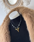 Collier perles noires et tête de buffle