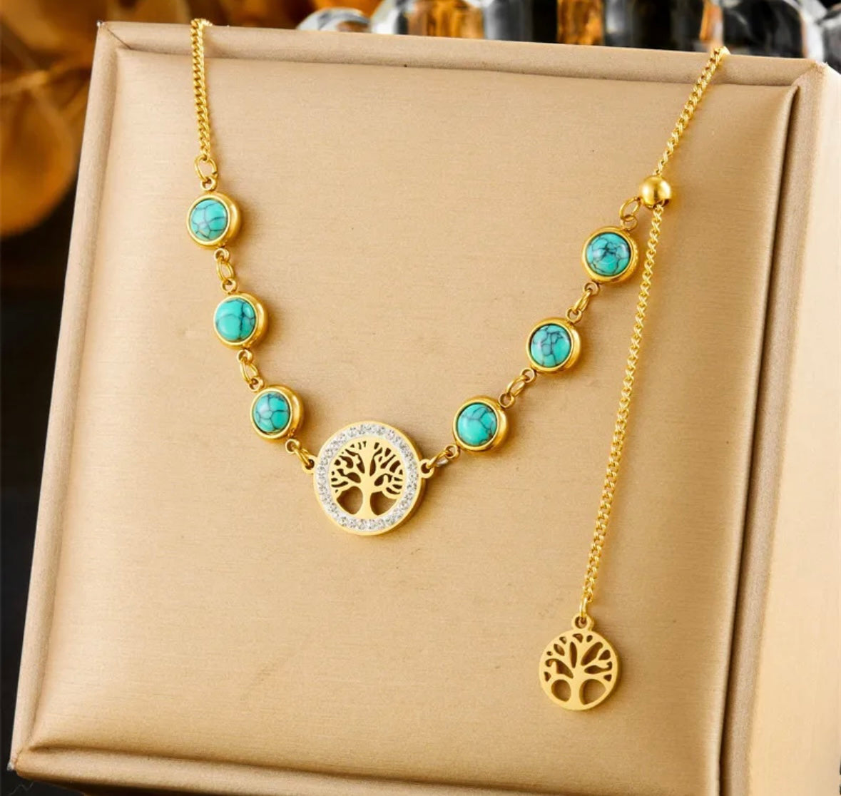 Collier Arbre de Vie Doré – Pierres Turquoises et Pendentifs Symboliques