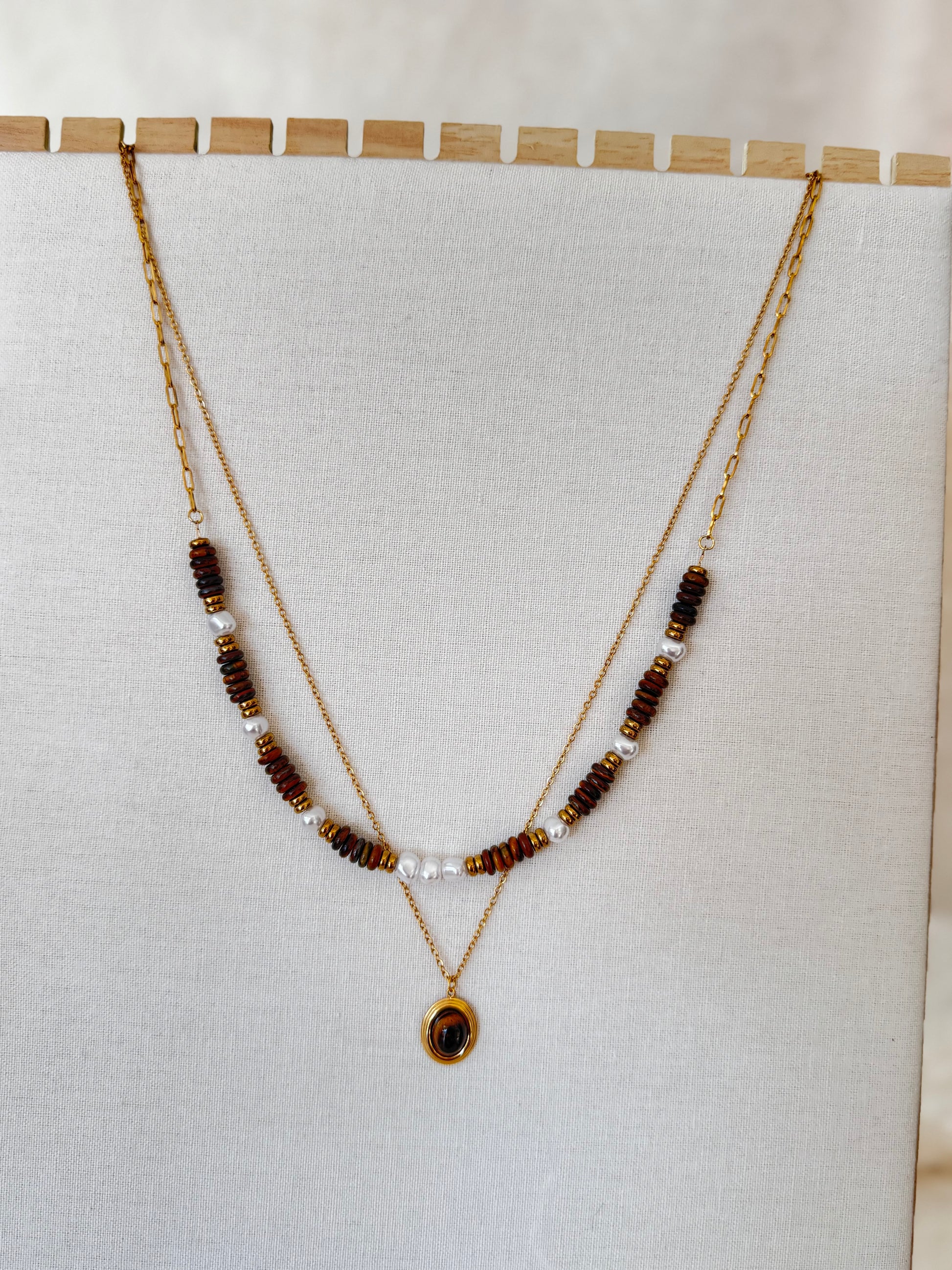 Collier double rang doré perles nacrées et pierre œil de tigre acier