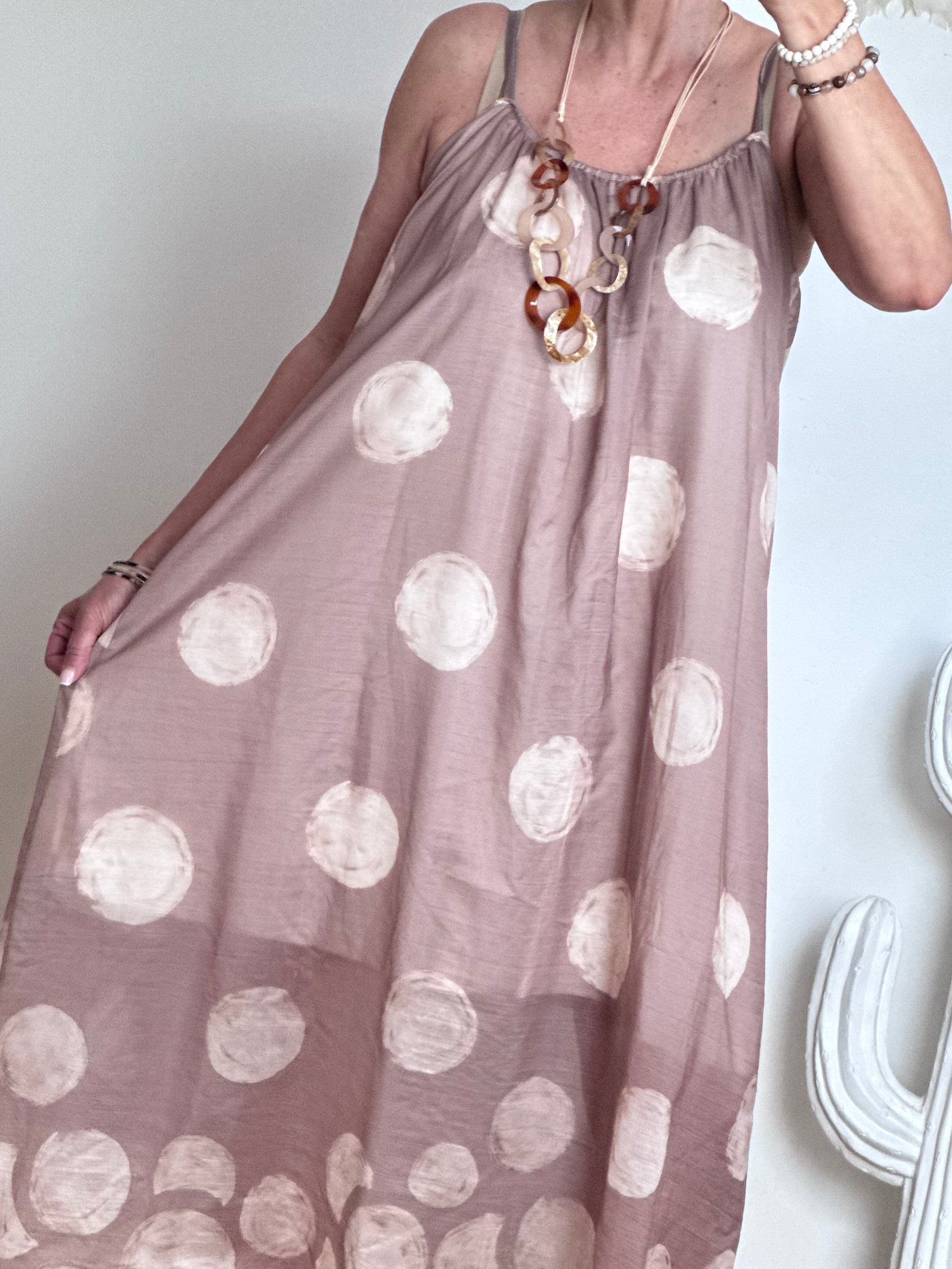 Robe à bois sur fond beige