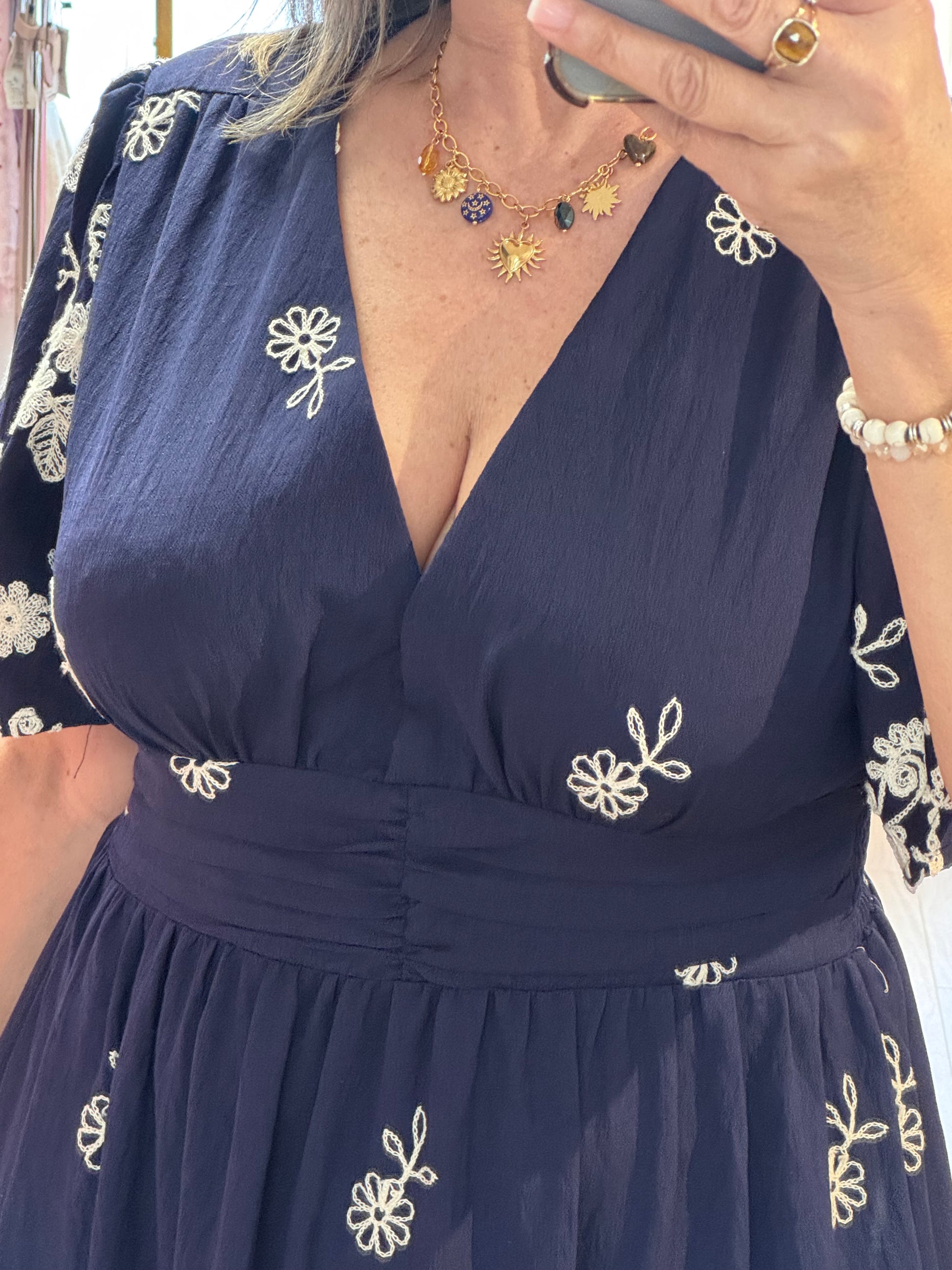 Robe marine brodée jolie forme