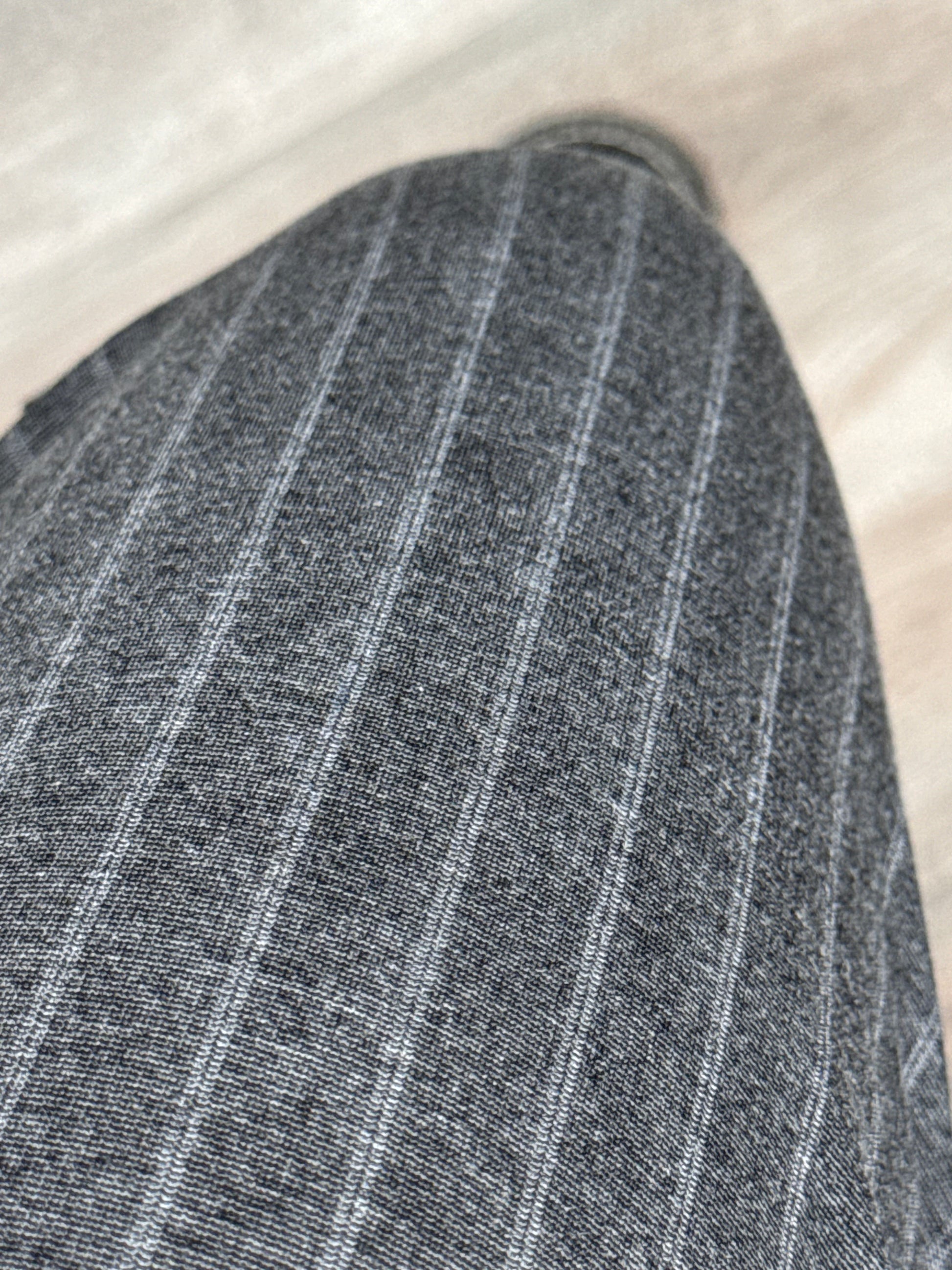 Pantalon gris à rayures
