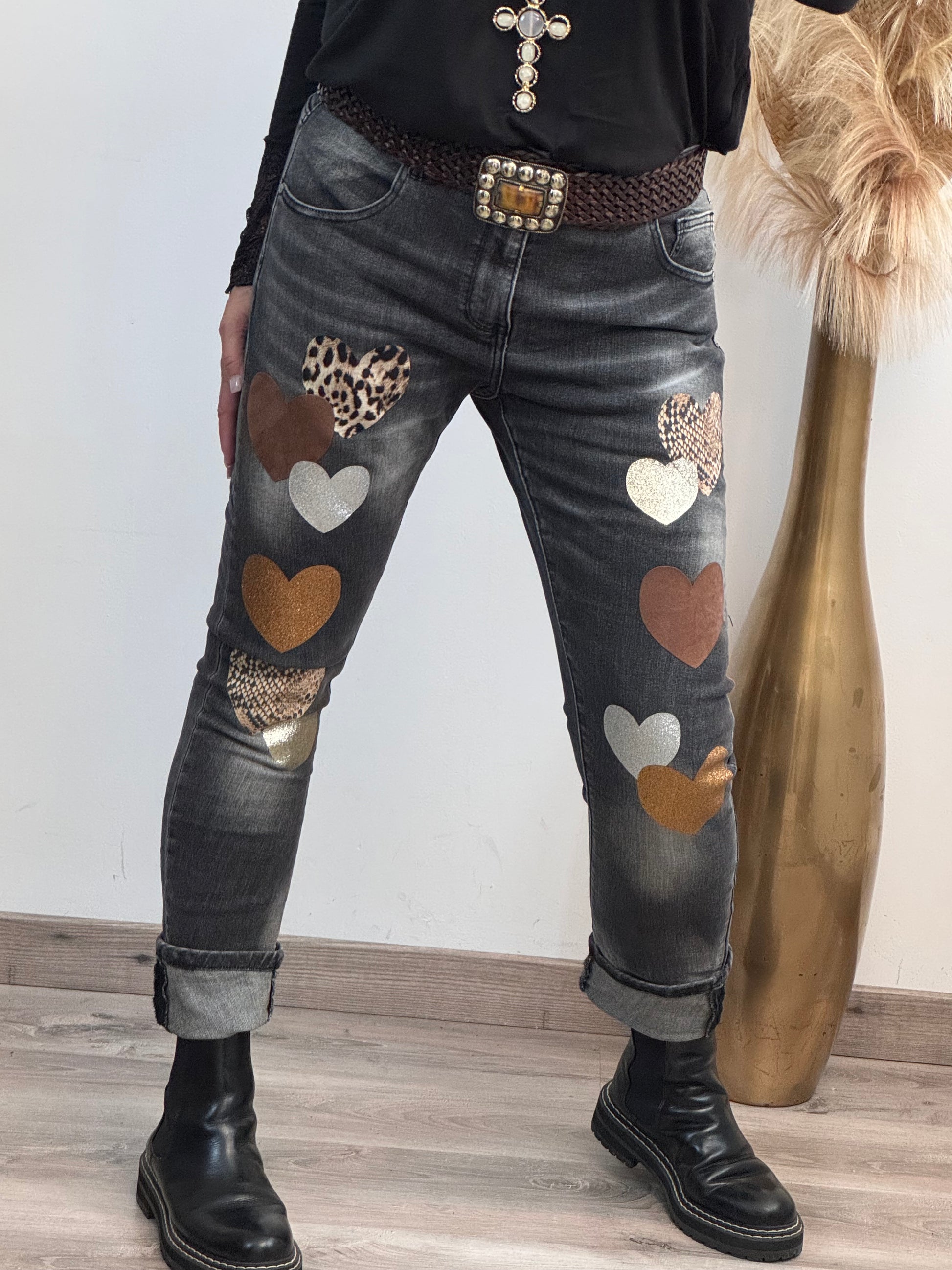 Jeans noir délavé multi patchs cœurs
