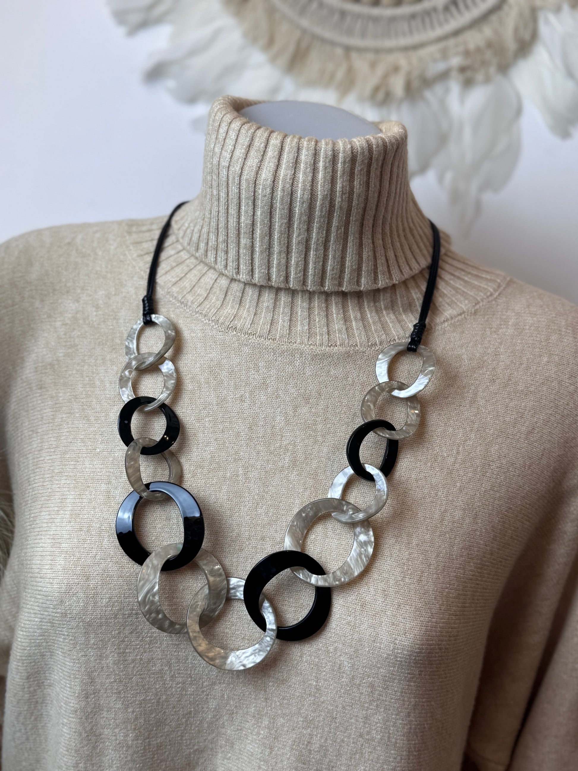 Collier Long maillons Résine Bohème Chic noir