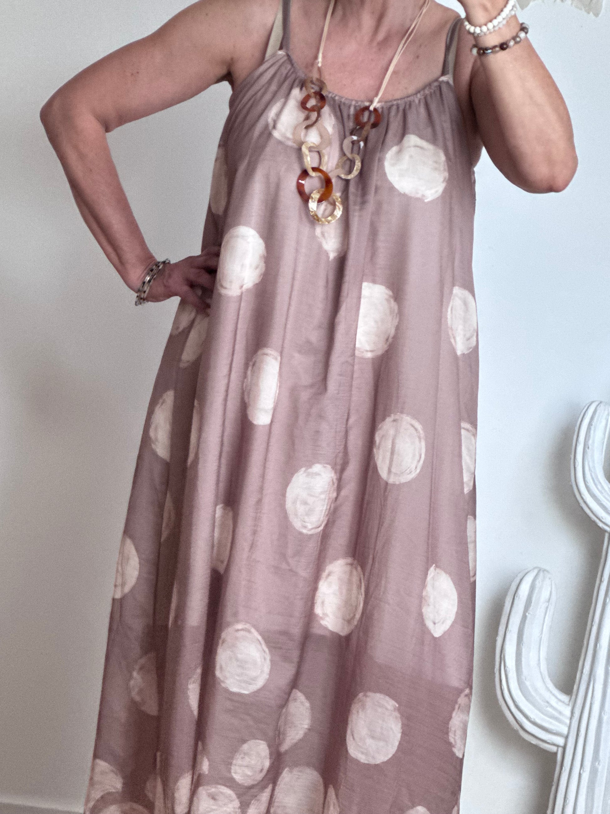 Robe à bois sur fond beige