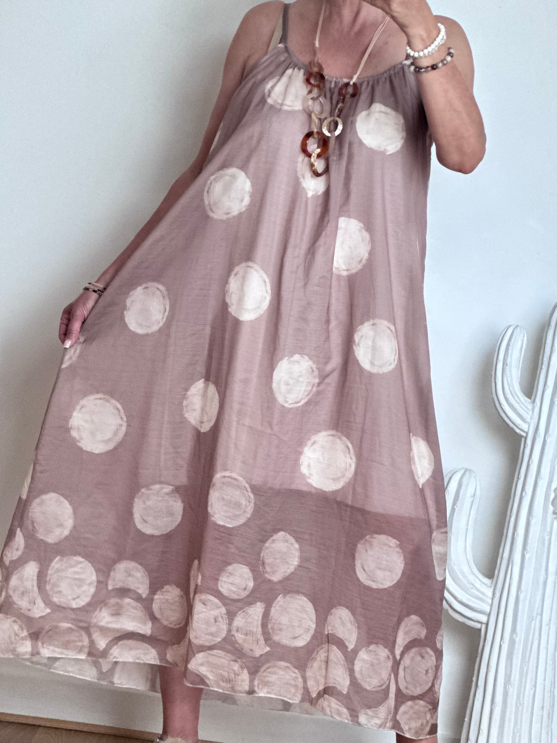 Robe à bois sur fond beige
