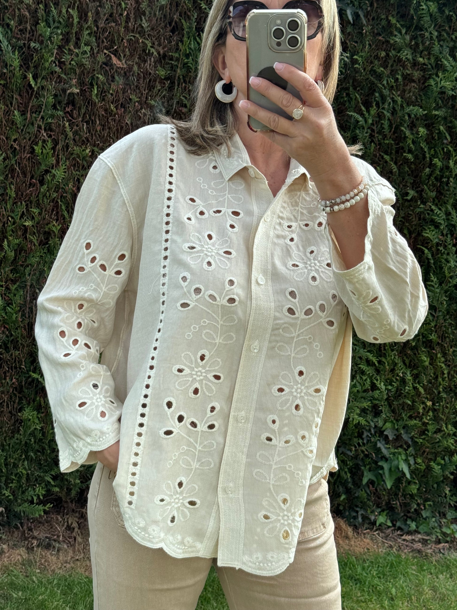 Blouse ou veste brodée beige