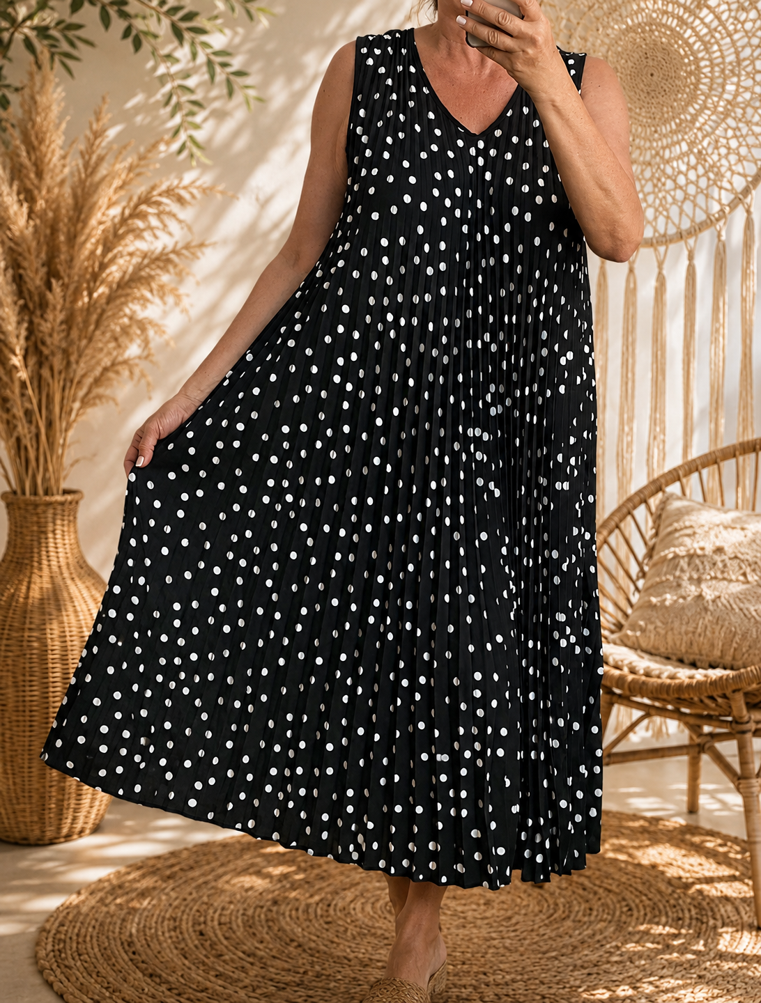Robe plissée noire à pois