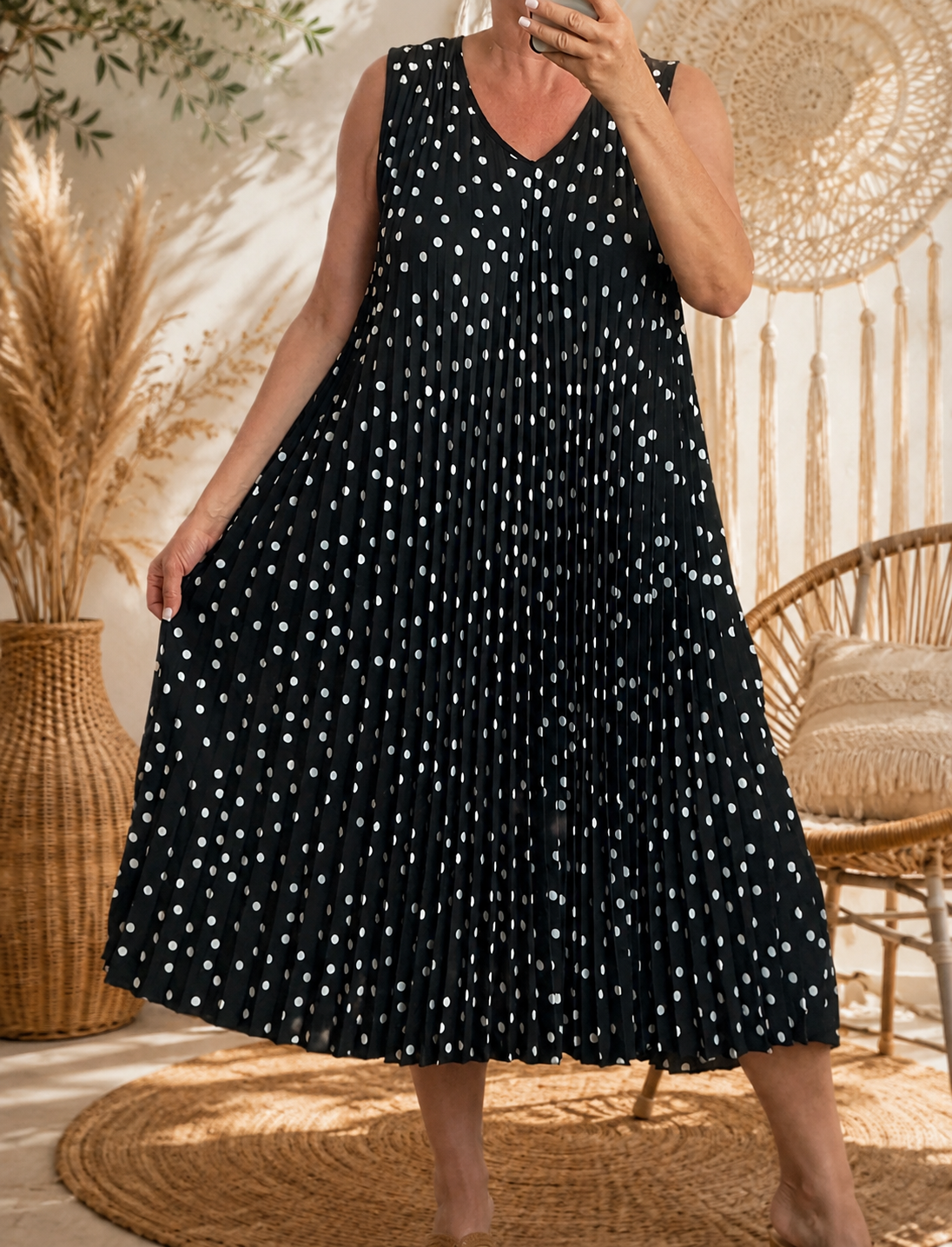 Robe plissée noire à pois